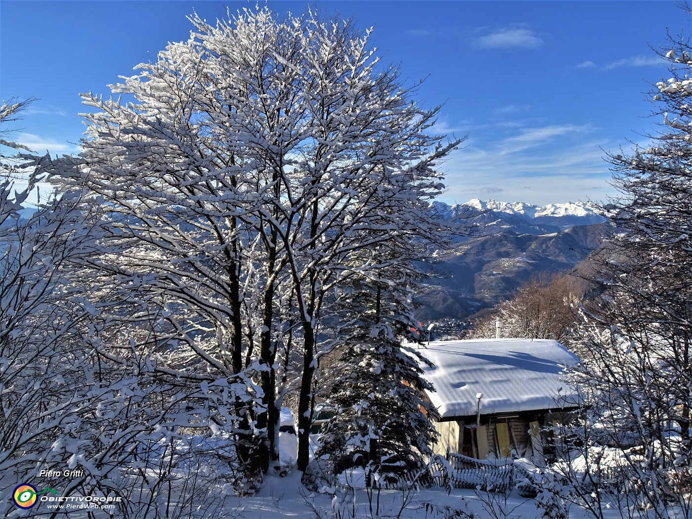 47 Dall'alto bella viosta sul rifugio.JPG